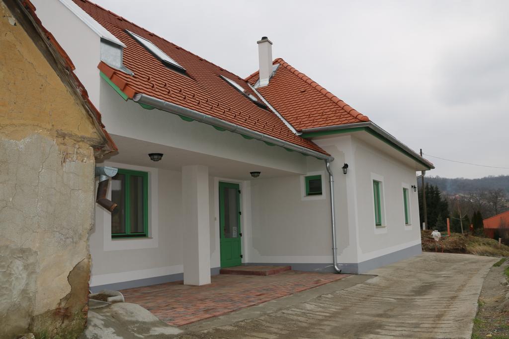 Fogado A Patkolokovacshoz Vendeghaz Szekszard Bed & Breakfast Exterior photo