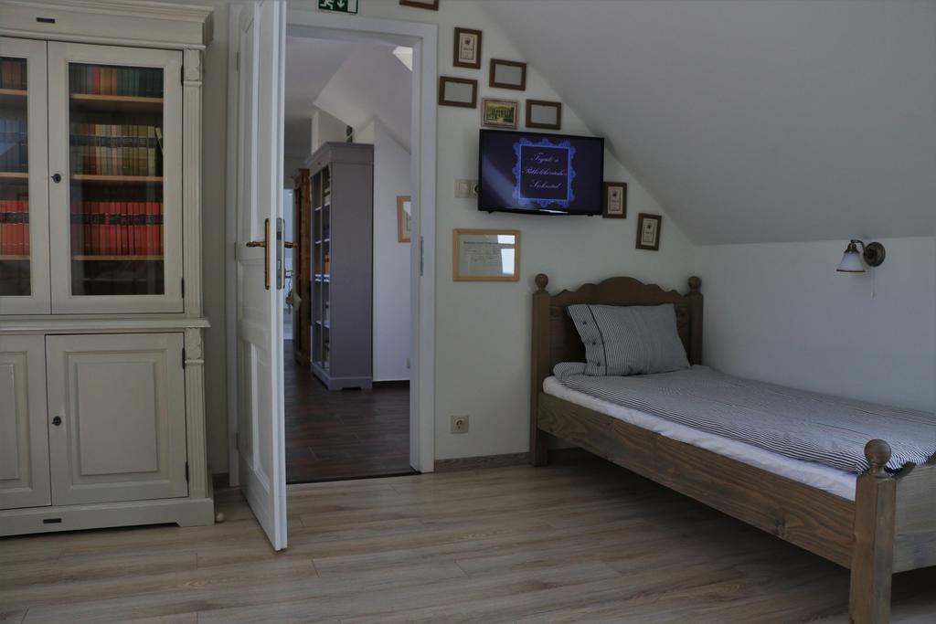Fogado A Patkolokovacshoz Vendeghaz Szekszard Bed & Breakfast Exterior photo